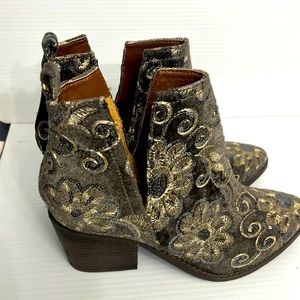 Naughty Monkey embroidery ankle boots gray size 8